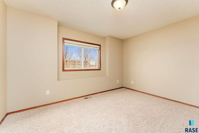 1213 N Pekin Pl Place, Sioux Falls, SD 57107