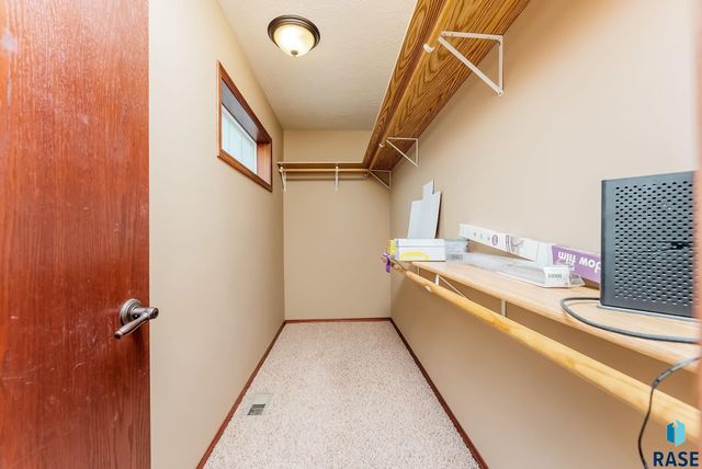 1213 N Pekin Pl Place, Sioux Falls, SD 57107