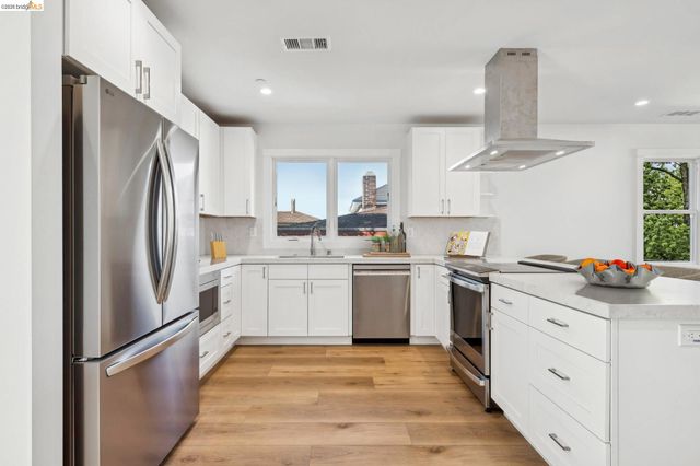 667 Alcatraz Ave, Oakland, CA 94609