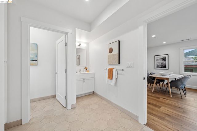 667 Alcatraz Ave, Oakland, CA 94609