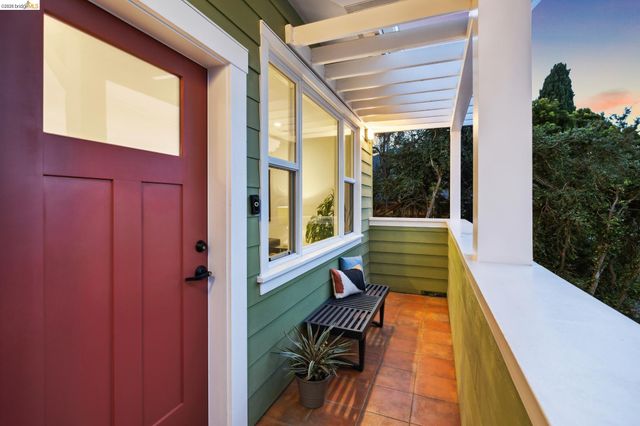 667 Alcatraz Ave, Oakland, CA 94609