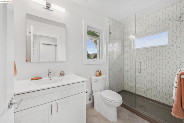 667 Alcatraz Ave, Oakland, CA 94609