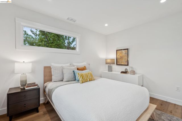 667 Alcatraz Ave, Oakland, CA 94609