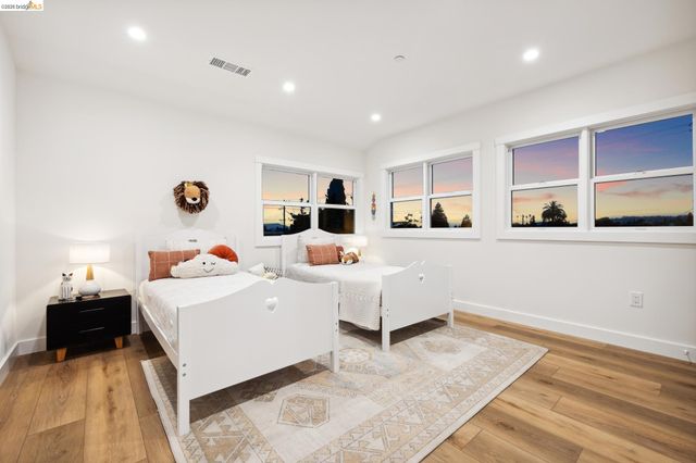 667 Alcatraz Ave, Oakland, CA 94609