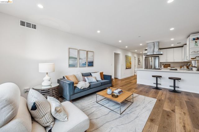 667 Alcatraz Ave, Oakland, CA 94609