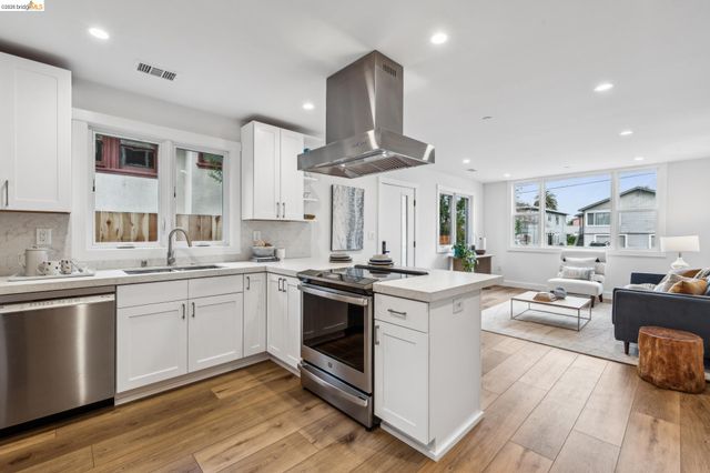 667 Alcatraz Ave, Oakland, CA 94609