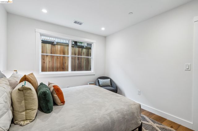 667 Alcatraz Ave, Oakland, CA 94609