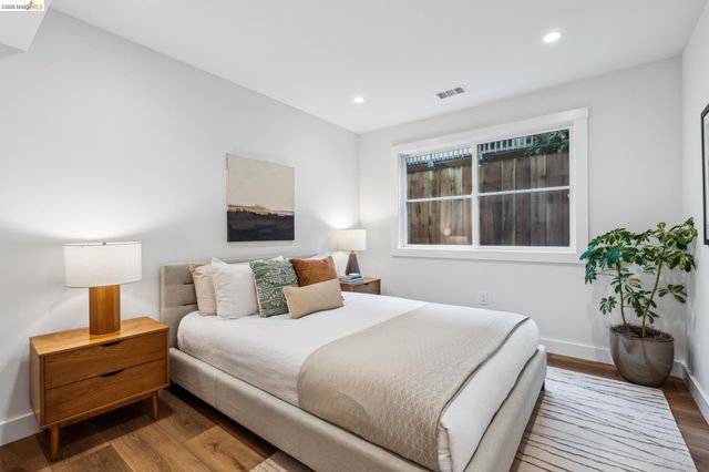 667 Alcatraz Ave, Oakland, CA 94609