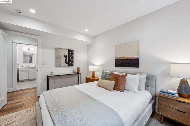 667 Alcatraz Ave, Oakland, CA 94609