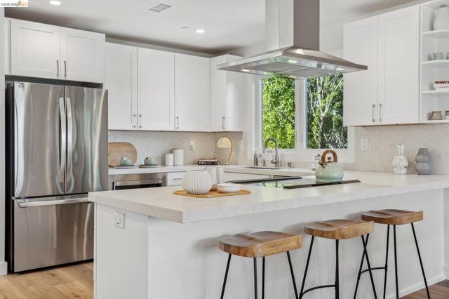 667 Alcatraz Ave, Oakland, CA 94609