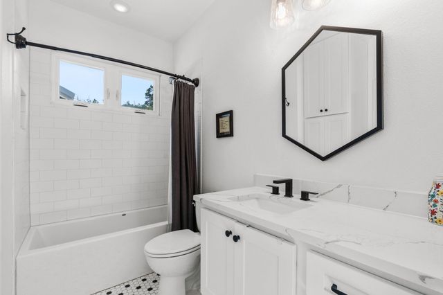 631 Lakeside DR, Wimberley, TX 78676