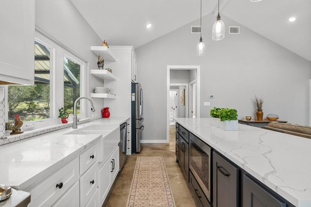 631 Lakeside DR, Wimberley, TX 78676