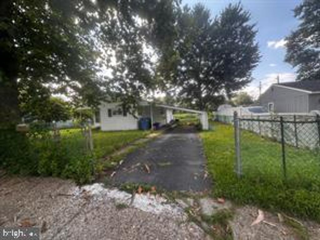 5 VINEYARD RD, Levittown, PA 19057