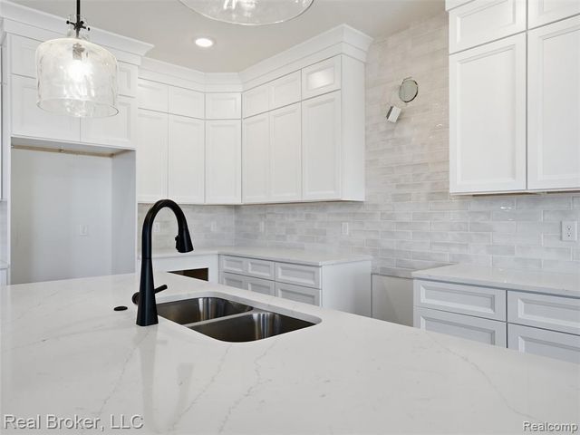 35689 Windridge Drive, New Baltimore, MI 48047
