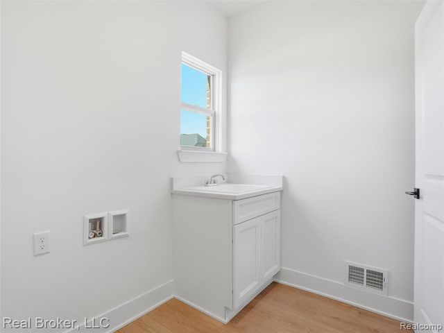 35689 Windridge Drive, New Baltimore, MI 48047