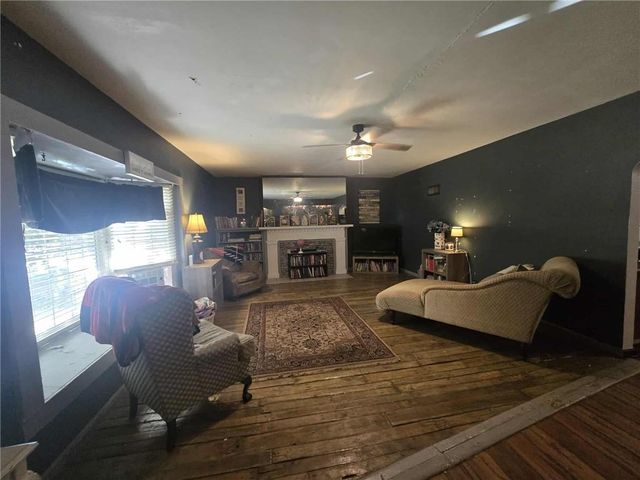 215 E Henry Street, Clinton, MO 64735