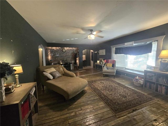 215 E Henry Street, Clinton, MO 64735