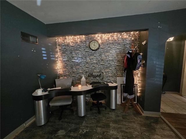 215 E Henry Street, Clinton, MO 64735