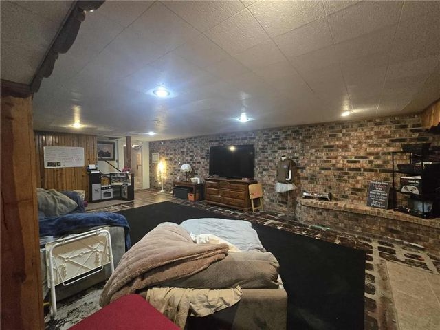 215 E Henry Street, Clinton, MO 64735