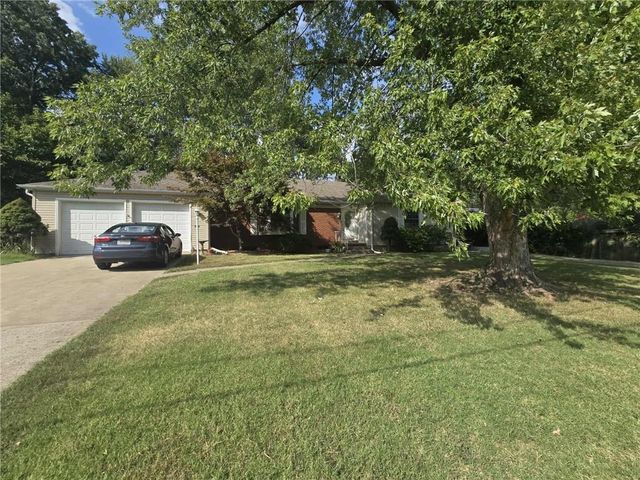 215 E Henry Street, Clinton, MO 64735