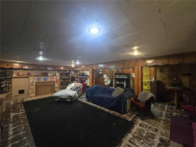 215 E Henry Street, Clinton, MO 64735