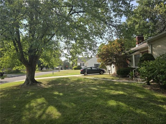 215 E Henry Street, Clinton, MO 64735