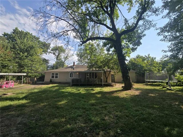 215 E Henry Street, Clinton, MO 64735