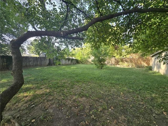 215 E Henry Street, Clinton, MO 64735