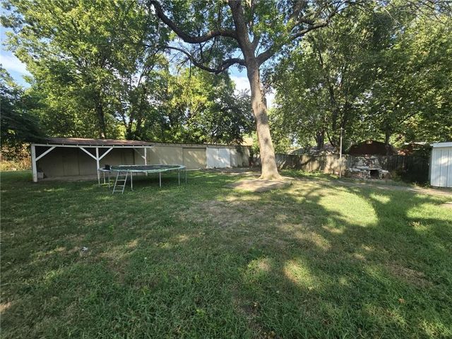 215 E Henry Street, Clinton, MO 64735