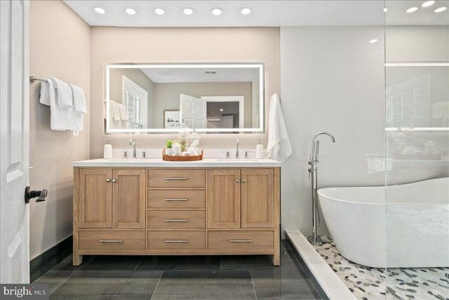 353 GALLOP WOOD PL, Great Falls, VA 22066