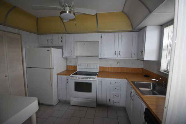 6020 NW 44th Street 304, Lauderhill, FL 33319