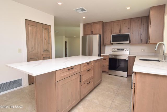 3796 E Guthrie Mountain Place, Tucson, AZ 85718