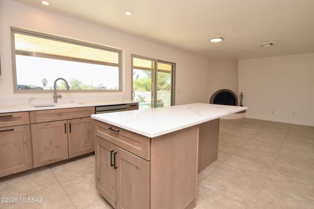 3796 E Guthrie Mountain Place, Tucson, AZ 85718