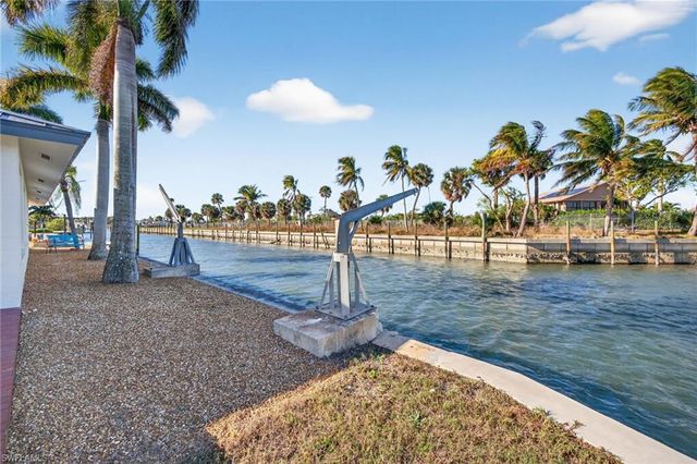 867 Oak ST, Fort Myers Beach, FL 33931