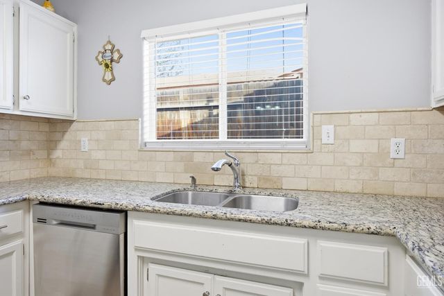 3330 Floral Meadow Drive, Bakersfield, CA 93308