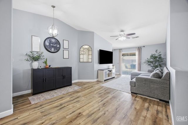 3330 Floral Meadow Drive, Bakersfield, CA 93308