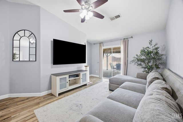 3330 Floral Meadow Drive, Bakersfield, CA 93308