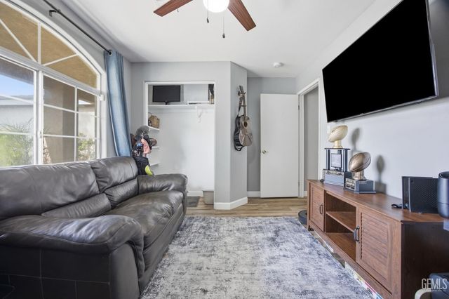 3330 Floral Meadow Drive, Bakersfield, CA 93308