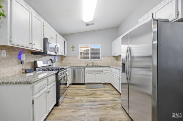 3330 Floral Meadow Drive, Bakersfield, CA 93308