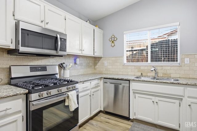 3330 Floral Meadow Drive, Bakersfield, CA 93308