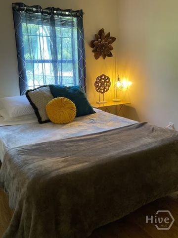 8 S Lake Drive, Savannah, GA 31410