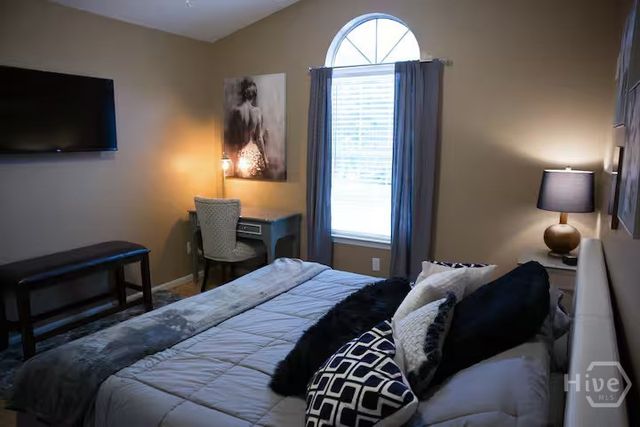 8 S Lake Drive, Savannah, GA 31410