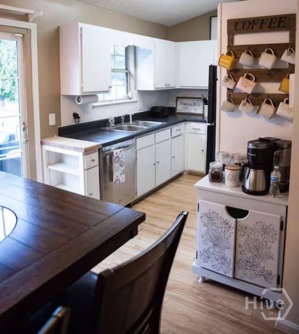 8 S Lake Drive, Savannah, GA 31410