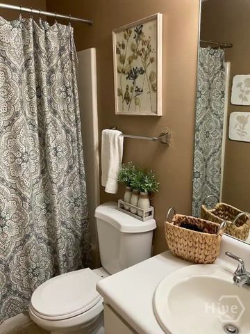 8 S Lake Drive, Savannah, GA 31410