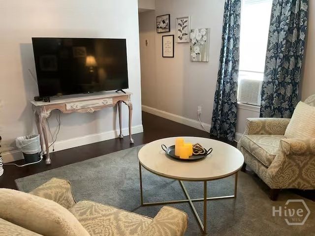 8 S Lake Drive, Savannah, GA 31410