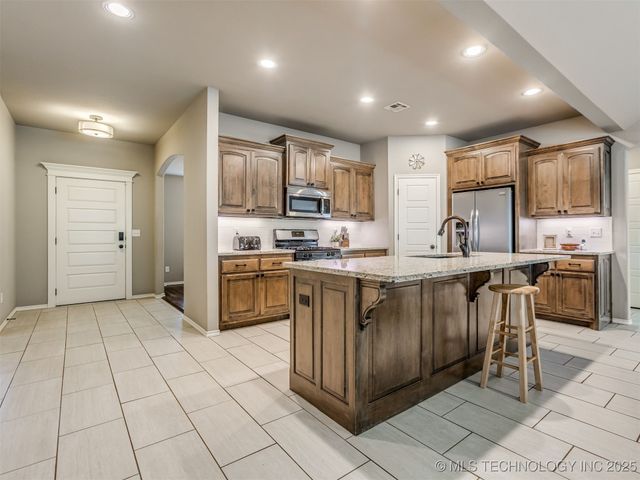 732 W 40th Place, Sand Springs, OK 74063