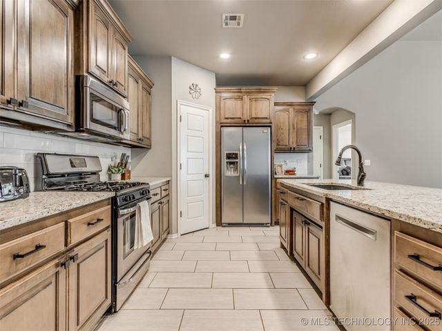 732 W 40th Place, Sand Springs, OK 74063