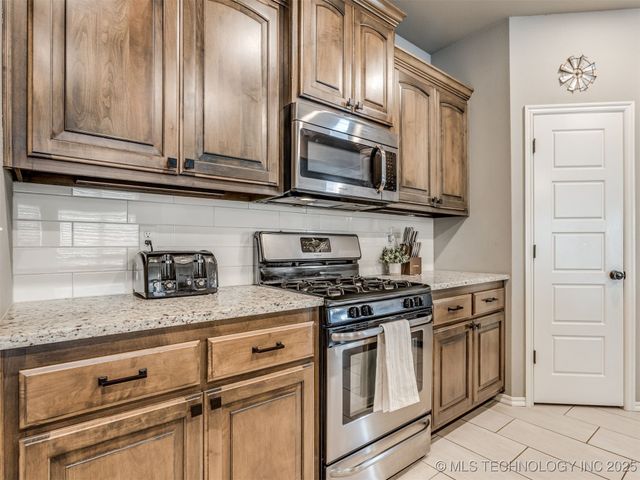 732 W 40th Place, Sand Springs, OK 74063