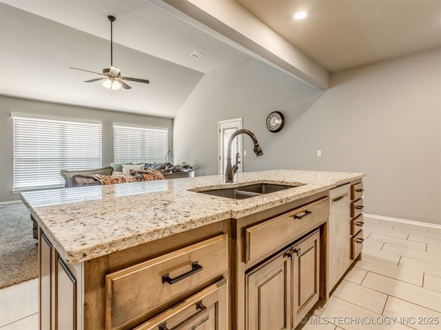 732 W 40th Place, Sand Springs, OK 74063