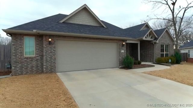 732 W 40th Place, Sand Springs, OK 74063
